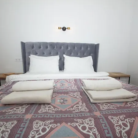 Friends House- сучасні в центрі львова לבוב