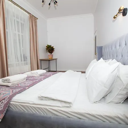 Friends House- сучасні в центрі львова * Lviv